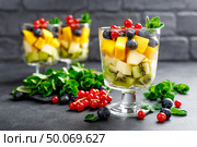 Fresh salad with fruits and berries in glass. Стоковое фото, агентство Ingram Publishing / Фотобанк Лори