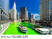 Chicago Skylines building along green dyeing river of Chicago River on St. Patrick’s day festival in Chicago Downtown IL USA. Стоковое фото, агентство Ingram Publishing / Фотобанк Лори