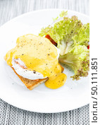 gourmet Salmon egg benedict in white plate. Стоковое фото, агентство Ingram Publishing / Фотобанк Лори