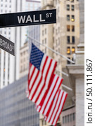 Wall street sign with New York Stock Exchange background New York City, New York, USA. Стоковое фото, агентство Ingram Publishing / Фотобанк Лори