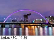 Clyde Arc Bridge along River Clyde Sunset twilight at Glasgow city Scotland UK. Стоковое фото, агентство Ingram Publishing / Фотобанк Лори
