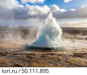 strokkur geysir hot spring Eruption in golden circle  Iceland. Стоковое фото, агентство Ingram Publishing / Фотобанк Лори