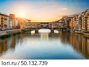 Morning sun over Vecchio bridge in Florence. Стоковое фото, агентство Ingram Publishing / Фотобанк Лори