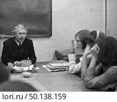 Учитель в классе перед школьниками, диспут, Байкал 1964. Стоковое фото, фотограф Варфоломей Тетерин / Фотобанк Лори