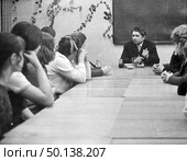 Учитель в классе перед школьниками, диспут, Байкал 1964. Стоковое фото, фотограф Варфоломей Тетерин / Фотобанк Лори