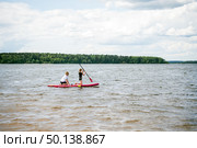 Женщина и девочка плывут на сапборде на Озернинском водохранилище. Редакционное фото, фотограф Диана Лукьянова / Фотобанк Лори