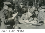 Финское командование подписывает акт о сдаче пограничных участков, 1944 г. Редакционное фото, фотограф Retro / Фотобанк Лори
