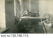Женщина Шура за рабочим столом с печатной машинкой. 1922 год. Стоковое фото, фотограф Retro / Фотобанк Лори