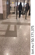 A gray tile floor with a white line running down the middle. Russia. Moscow. 18.06.2025. Стоковое видео, видеограф Ярославский Максим / Фотобанк Лори