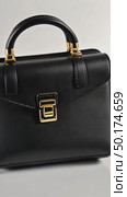 A modern 3D briefcase icon with a matte black finish and gold accents, slightly open to show documents inside, professional aesthetic. Стоковое AI-видео, аниматор Sergey Grishin / Фотобанк Лори