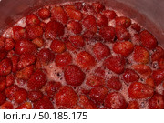 Homemade preparation of strawberry jam. Foam and juice when cooking strawberries. The process of making strawberry jam. Close-up of boiling strawberries. Стоковое фото, фотограф Андрей Жигальцов / Фотобанк Лори