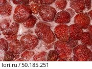 Homemade preparation of strawberry jam. Foam and juice when cooking strawberries. The process of making strawberry jam. Close-up of boiling strawberries. Стоковое фото, фотограф Андрей Жигальцов / Фотобанк Лори