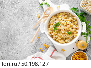 Makaroni po-flotski. Boiled pasta in navy-style with ground chicken meat and fried onions. Стоковое фото, агентство Ingram Publishing / Фотобанк Лори
