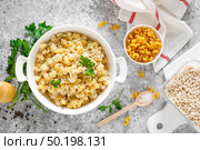 Makaroni po-flotski. Boiled pasta in navy-style with ground chicken meat and fried onions. Стоковое фото, агентство Ingram Publishing / Фотобанк Лори