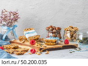 Organic homemade granola bars on rustic marble stone kitchen countertop. Стоковое фото, агентство Ingram Publishing / Фотобанк Лори