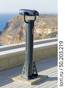 Стационарный платный туристический бинокль. Coin-operated binoculars on white background. Стоковое фото, фотограф Татьяна Д / Фотобанк Лори