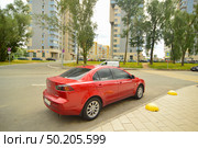 Автомобиль красного цвета марки Мицубиси (Mitsubishi) на улице города летом (2022 год). Редакционное фото, фотограф Клавдия Васильева / Фотобанк Лори