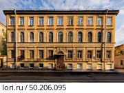 Особняк купца первой гильдии Степана Тарасовича Овсянникова (правая часть), 1852. Архитектор: Николай Павлович Гребёнка. Санкт-Петербург, проспект Бакунина, дом 29-25. Редакционное фото, фотограф Александр Селезнев / Фотобанк Лори