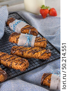 Cereal bars with peanuts and chocolate on kitchen counter top. Стоковое фото, агентство Ingram Publishing / Фотобанк Лори