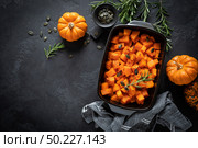 Oven baked pumpkin slices with rosemary and seeds, healthy vegetarian food, top view. Стоковое фото, агентство Ingram Publishing / Фотобанк Лори