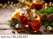 Christmas mulled wine. Traditional festive drink with decorations and fir tree. Стоковое фото, агентство Ingram Publishing / Фотобанк Лори