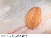 Top view of wooden cutting board on a gray marble background with space for text. Стоковое фото, агентство Ingram Publishing / Фотобанк Лори