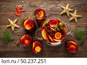 Christmas punch. Festive red hot toddy cocktail, drink with cranberries and citrus fruits. Стоковое фото, агентство Ingram Publishing / Фотобанк Лори