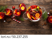 Christmas punch. Festive red hot toddy cocktail, drink with cranberries and citrus fruits. Стоковое фото, агентство Ingram Publishing / Фотобанк Лори
