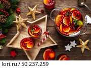 Christmas punch. Festive red hot toddy cocktail, drink with cranberries and citrus fruits. Стоковое фото, агентство Ingram Publishing / Фотобанк Лори