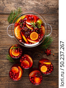 Christmas punch. Festive red hot toddy cocktail, drink with cranberries and citrus fruits. Стоковое фото, агентство Ingram Publishing / Фотобанк Лори