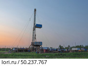 Drilling a well in an oil field. Mobile drilling rig and drilling equipment. Summer. Beautiful sky and nature. Стоковое фото, фотограф Владимир Ендовицкий / Фотобанк Лори