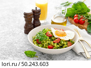 Pasta cavatappi with spinach pesto, tomatoes and fried egg in bowl served for lunch. Стоковое фото, агентство Ingram Publishing / Фотобанк Лори