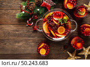 Christmas punch. Festive red cocktail, drink with cranberries and citrus fruits in a punch bowl and glasses. Стоковое фото, агентство Ingram Publishing / Фотобанк Лори