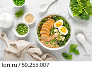 Ramen noodle soup with chicken breast, egg and spinach. Стоковое фото, агентство Ingram Publishing / Фотобанк Лори