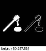 Honey drips from honey spoon into pot Stick with wooden and jar liquid nectar icon outline set white color vector illustration flat style simple image. Honey drips from honey spoon into pot Stick with wooden and jar liquid nectar icon outline set white color vector illustration flat style image. Стоковая иллюстрация, агентство Ingram Publishing / Фотобанк Лори