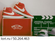 Красные кеды Nike с красной коробкой на полке магазина. Редакционное фото, фотограф Дмитрий Заруднев / Фотобанк Лори