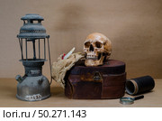 Still life with human skull and lantern. Стоковое фото, агентство Ingram Publishing / Фотобанк Лори