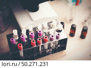 microbiologist with a tube of sample by Coronavirus with label Covid-19 / doctor in the laboratory for analysis and sampling of Covid-19 infectious disea. Стоковое фото, агентство Ingram Publishing / Фотобанк Лори