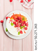 Cheesecake with fresh raspberries, plums and mint leaves. Стоковое фото, агентство Ingram Publishing / Фотобанк Лори