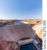 Glen Canyon Dam with Lake Powell in the Desert rural area of Page city Arizona, United States. USA Landmark environmental water resources reservoir and electricity concept. Стоковое фото, агентство Ingram Publishing / Фотобанк Лори