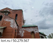 Строящееся здание, храм. Высол на кирпичной стене. Building under construction, temple. Efflorescence on a brick wall. Стоковое фото, фотограф Александр Рыбалка / Фотобанк Лори