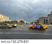 Россия, Москва. Вид от Детского мира на Лубянскую площадь и улицу Новая площадь. Автомобили, такси с рекламой ВТБ. Июнь 2025 г.Russia, Moscow. View from the Children's World to Lubyanka Square and Novaya Ploshchad Street. Cars and taxis with VTB ads. June 2025. Редакционное фото, фотограф Александр Рыбалка / Фотобанк Лори