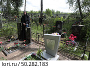 Монахиня на могиле предков. Редакционное фото, фотограф Дмитрий Неумоин / Фотобанк Лори