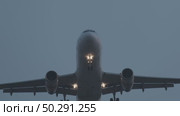 Passenger plane landing at night. Стоковое видео, видеограф Михаил Коханчиков / Фотобанк Лори