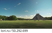 Chichen Itza Pyramid Kukulcan Distant View Across Plaza With Tourists. Стоковое видео, видеограф Поскребышев Михаил / Фотобанк Лори