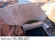 Glen Canyon Dam with Lake Powell in the Desert rural area of Page city Arizona, United States. USA Landmark environmental water resources reservoir and electricity concept. Стоковое фото, агентство Ingram Publishing / Фотобанк Лори