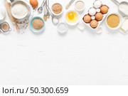 Baking homemade bread on white kitchen worktop with ingredients for cooking, culinary background, copy space, overhead view. Стоковое фото, агентство Ingram Publishing / Фотобанк Лори