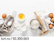Baking homemade bread on white kitchen worktop with ingredients for cooking, culinary background, copy space, overhead view. Стоковое фото, агентство Ingram Publishing / Фотобанк Лори
