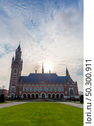 Peace Palace in Hague, Seat of the International Court of Justice part of united nation UN, The Netherlands in summer time.  ICJ or world court gives advisory opinions on international legal issues. Стоковое фото, агентство Ingram Publishing / Фотобанк Лори