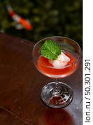 Welcome drink red mocktail on wooden table. Стоковое фото, агентство Ingram Publishing / Фотобанк Лори